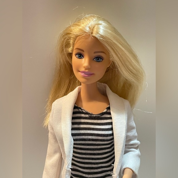 Barbie Careers Dentist Doll - Picture 2 of 4